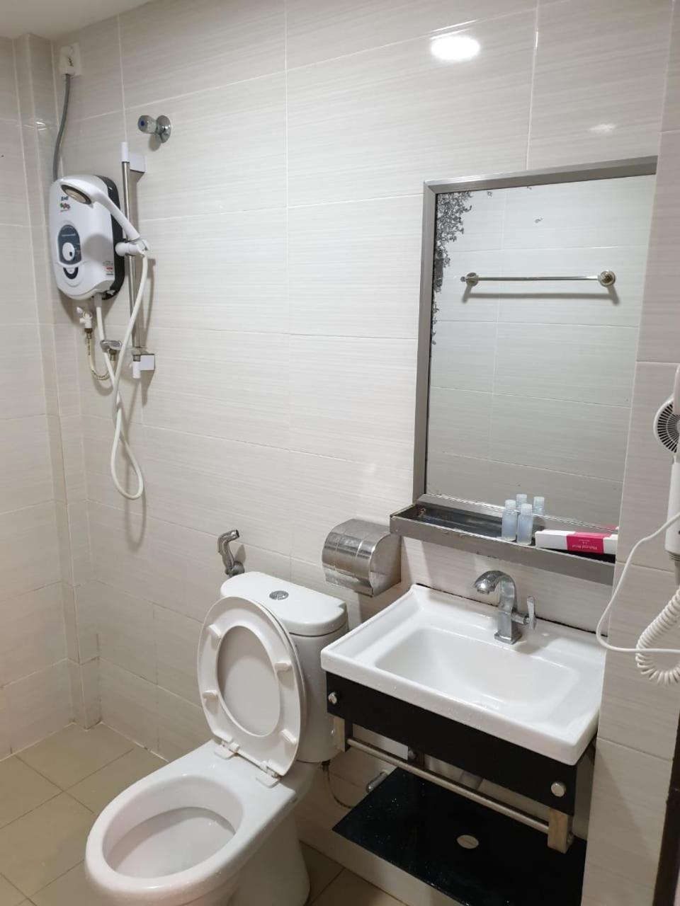 Angsoka Hotel Teluk Intan Extérieur photo