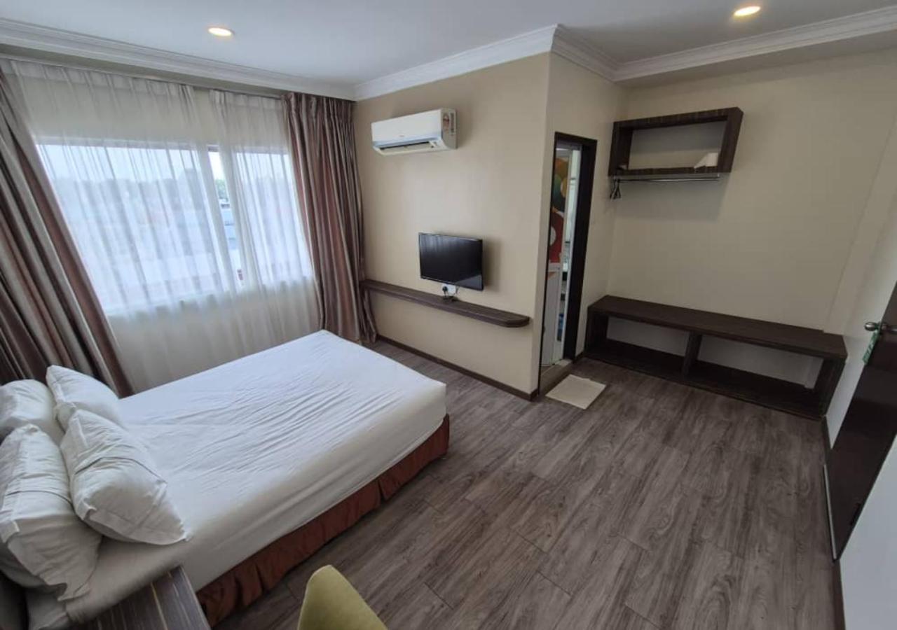 Angsoka Hotel Teluk Intan Extérieur photo